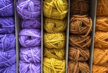 Dikiş ve el sanatları için renkli ipliklerin ayrıntıları