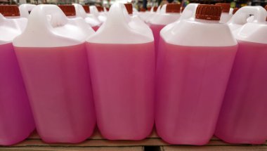 Evde yerleri temizlemek için yeşil sıvı.