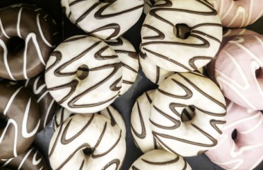 Tatlı ve şekerli bir tatlı, sağlıksız bir yemek.