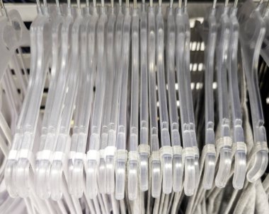 Bir elbise, moda ve ev dekorasyonu mağazasında askılar.