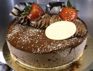 Doğum günleri ve tatlılar için süslenmiş çikolatalı ve çilekli pasta.