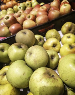 Eski bir şehir pazarında taze meyve ayrıntıları