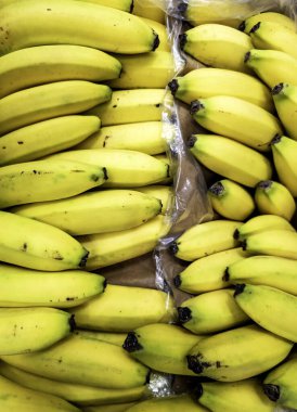 Pazarda satılık muzlar, taze yiyecekler.