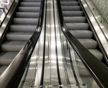 Bir süpermarkette metal yürüyen merdiven, ulaşım ve erişilebilirlik