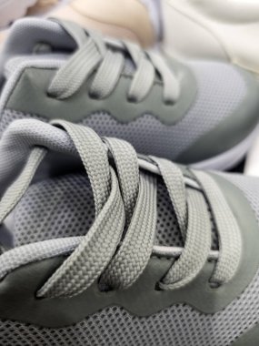 Spor, güzellik ve moda mağazasında spor ayakkabıları.