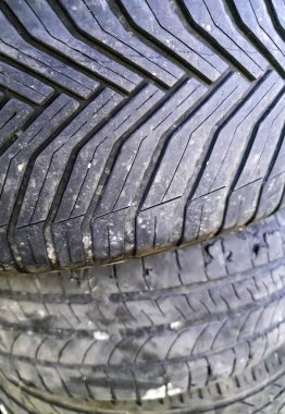 Çöpteki eski araba lastiği, kirlilik ve geri dönüşüm ayrıntıları