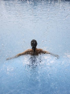 Yaz aylarında kaplıca havuzunda yıkanan kadın, tatil ve dinlenme.
