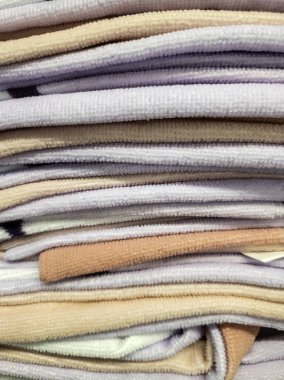 Otel havluları, tuvalet malzemeleri ve hijyen aksesuarları.