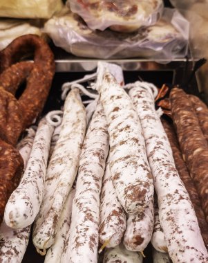 Çiğ domuz sosisi, tipik İspanya yemeği.