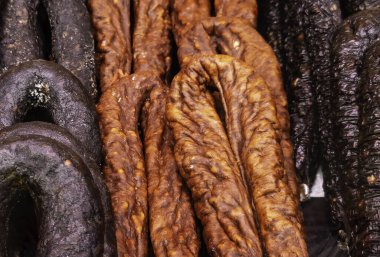 Çiğ domuz sosisi, tipik İspanya yemeği.