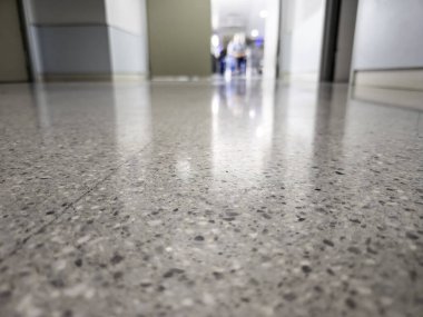 Uzun hastane koridoru, hijyen ve sağlık hizmetleri.