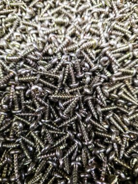 Farklı boyutlardaki hırdavatçılarda vidalar, inşaat ve mimari