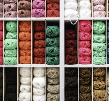 Dikiş ve el sanatları için renkli ipliklerin ayrıntıları