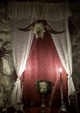 Şeytani ve kara büyü ritüelleri için sunak detayı