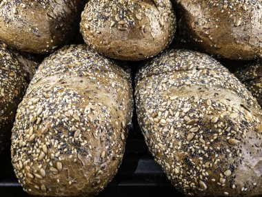 Fırında, yiyecekte ve yiyecekte tam tahıl tohumu ekmeği