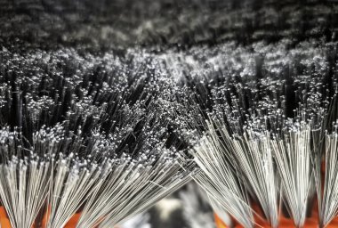 Temizlik aksesuarları mağazasında yeni fırça kılları, süpürme