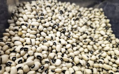 Yiyecek pazarında fasulye, organik sebzeler.