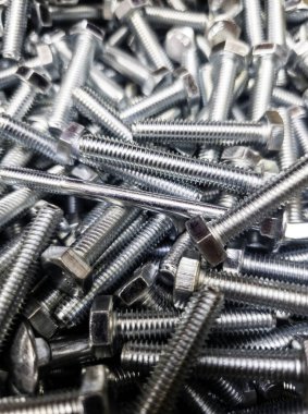 Farklı boyutlardaki hırdavatçılarda vidalar, inşaat ve mimari