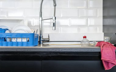 Mutfak lavabosu, temizlik ve hijyen ayrıntıları.