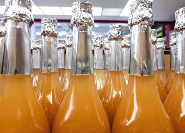 Köpüklü şarap şişeleri, alkollü içecek.