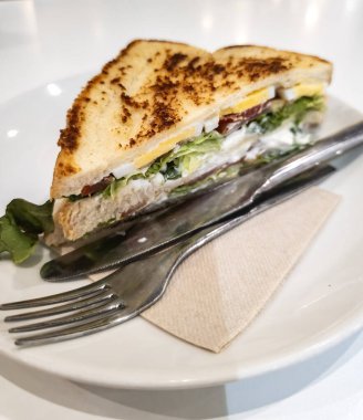 Ekmek ve sebzeli öğle yemeği.