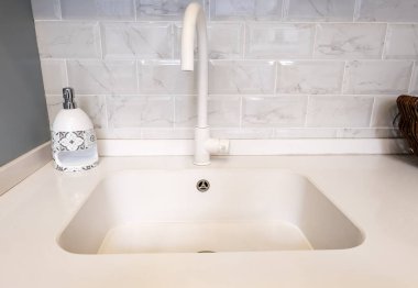 Modern tarzda dekore edilmiş bir mutfağın ayrıntıları.