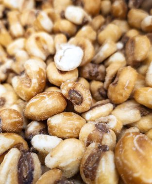 Kızarmış mısır gevreği, tuz ve atıştırmalık.