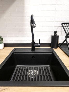 Modern tarzda dekore edilmiş bir mutfağın ayrıntıları.