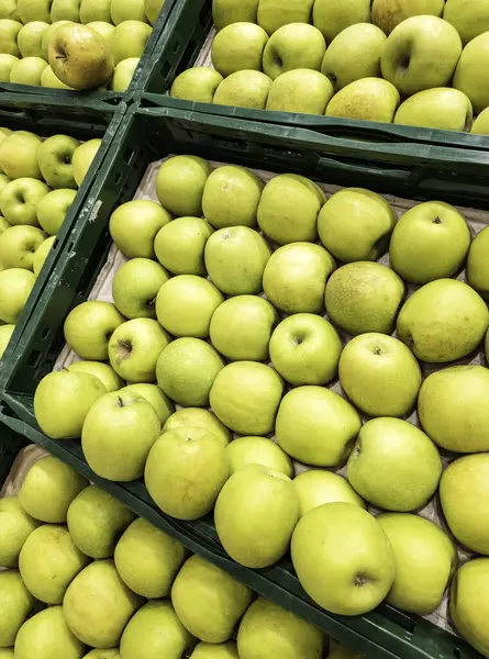 Pazarda taze meyve, sağlıklı yiyecek ve vejetaryen.