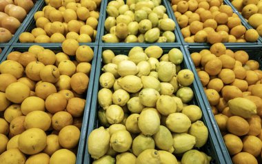 Markette taze ekşi meyve, vegan diyeti.