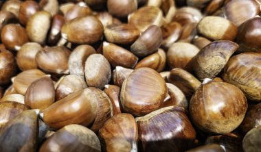 Marketteki çiğ kestaneler, sağlıklı yiyecekler.