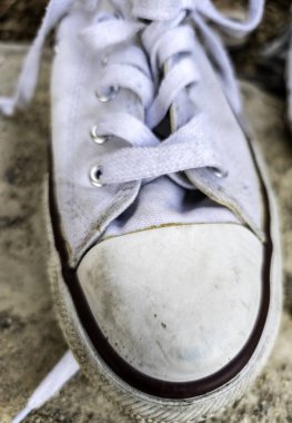 Ayakkabı ayrıntıları zamanla kırılmış ve hasar görmüş.