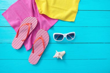 Yüksek açılı yaz manzarası, tatiller, plaj aksesuarları mavi ahşap arka planda fotokopi alanı
