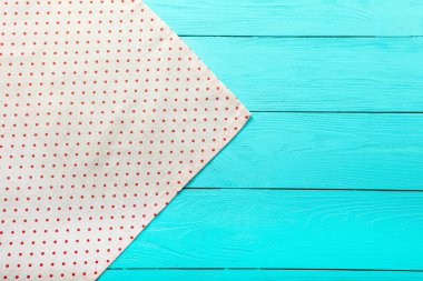 Üst görünüm boş ahşap masa ve kareli masa örtüsü