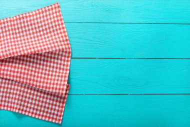 Üst görünüm boş ahşap masa ve kareli masa örtüsü