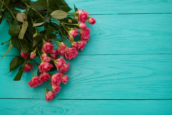 Cadre Roses Colorées Sur Fond Bois Bleu Vue Dessus Mise Images De Stock Libres De Droits