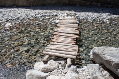 Yazın vadi boyunca yol boyunca dağların manzarası. Yunanistan Dağları 'ndaki bir vadi olan Gorge' un manzarası, dünyanın en derin vadilerinden biri olan dağların yamaçlarında uzanıyor..