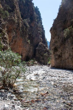 Yazın vadi boyunca yol boyunca dağların manzarası. Yunanistan Dağları 'ndaki bir vadi olan Gorge' un manzarası, dünyanın en derin vadilerinden biri olan dağların yamaçlarında uzanıyor..