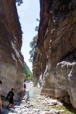 Turistler dağ geçidi boyunca yürürler seyahat ederler ve tatil yaparlar.