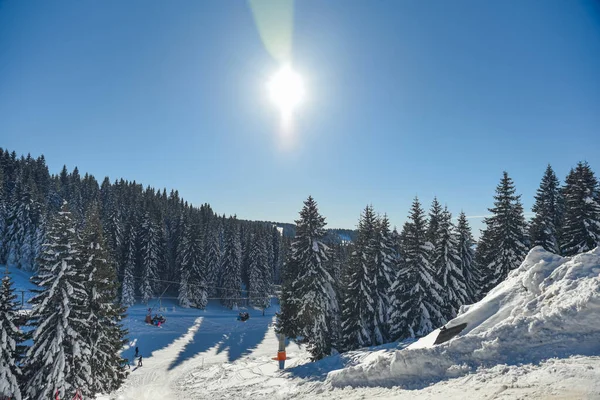 Kopaonik山滑雪坡的滑雪坡上阳光灿烂 — 图库照片