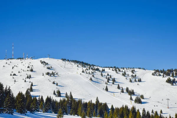 塞尔维亚的Kopaonik山滑雪场以及巴尔干和东欧最令人兴奋的冬季旅游胜地之一的更广阔的图像 — 图库照片