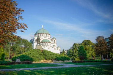 Belgrat 'taki Aziz Sava manastırı önünde ülkesinin bağımsızlığı için mücadele eden Kara George, nam-ı diğer Karacorce Sırp devrimcisinin heykelinin daha geniş bir görüntüsü..