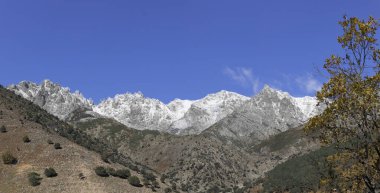 Sierra de Gredos 'un karlı panoramik manzarası, güney kısmı
