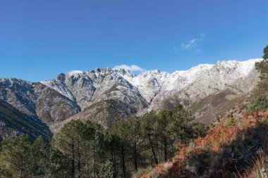 Sierra de Gredos 'un karlı panoramik manzarası, güney kısmı