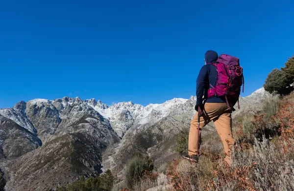 Dağcı karla Sierra de Gredos 'a bakıyor, güney tarafından görünüyor, seyahat reklamları ve kartpostallar, bölgenin alışılmadık manzarası.
