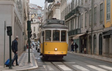 5 Ocak 2025 'te Portekiz' de yoldan geçen sarı tramvay.