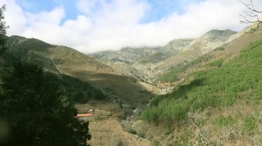 Dağdaki bulutların zaman akışı, seyahat reklamları ve kartpostallar, sıradışı dağ manzaraları