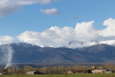 Baharda karlı Sierra de Gredos 'un panoramik manzarası. Baharda karlı dağlar