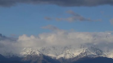 Sierra de Gredos 'un üzerindeki bulutların zaman akışı. Sierra 'da bulutlar var