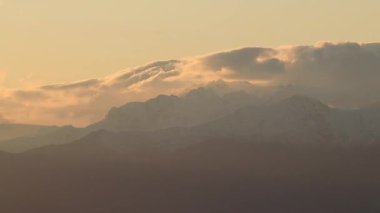 Gün batımında Gredos 'un merkezindeki zaman aşımı. Ufuktaki dağların çizgileri